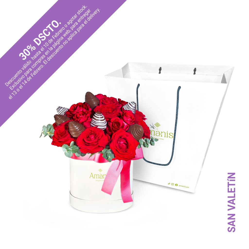 Un cautivador detalle con 20 rosas rojas y follaje variado acompañado de 8 fresas bañadas en chocolate. Presentado en un box cilíndrico de 15x15 cm, con altura final variable dependiendo del tipo de arreglo. Incluye tarjeta de cuidados y dedicatoria personalizada.